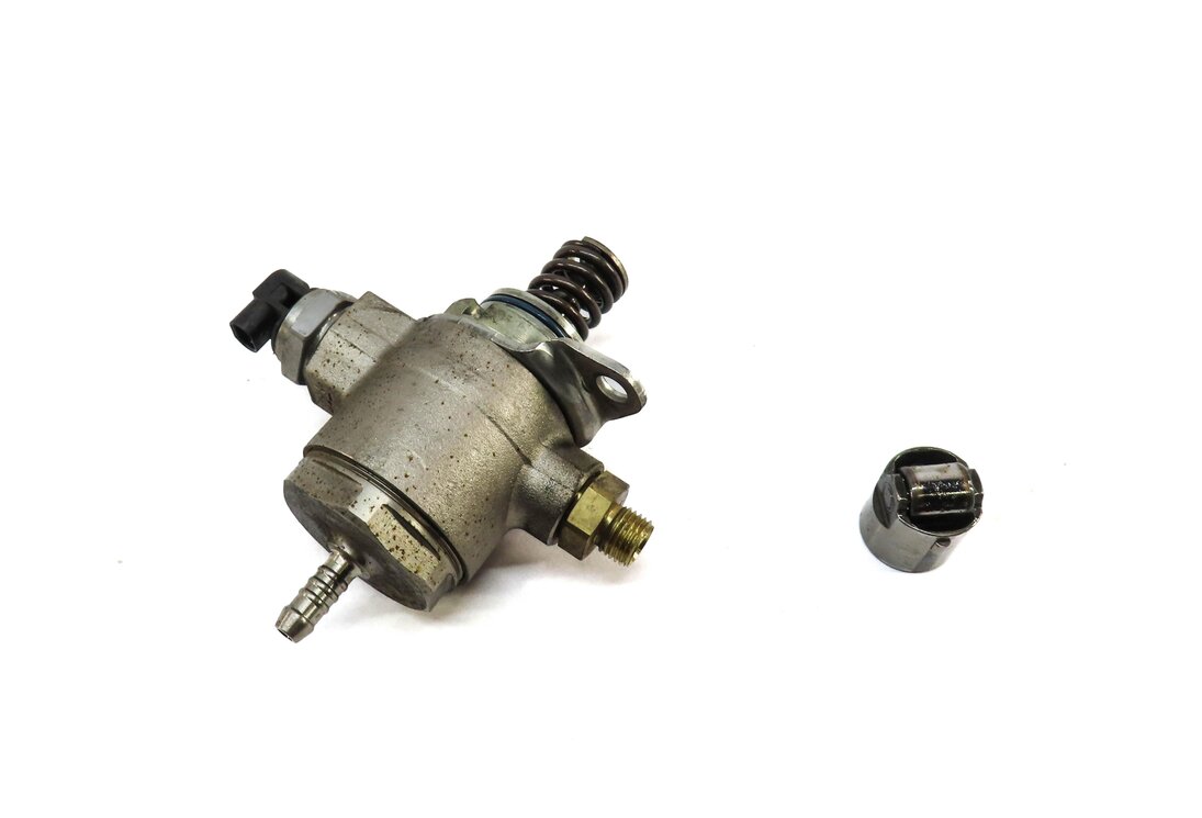Thumbnail 2: 2009-2012 AUDI A4 A5 Q5 (B8 8K 8R 8T) 2.0T TURBO ENGINE HIGH PRESSURE FUEL PUMP