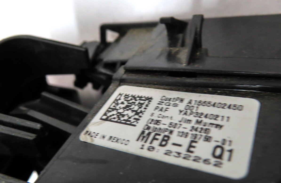 Thumbnail 4: 2013 MERCEDES ML550 (W166) ENGINE BAY BATTERY POWER JUNCTION BOX 1665402450