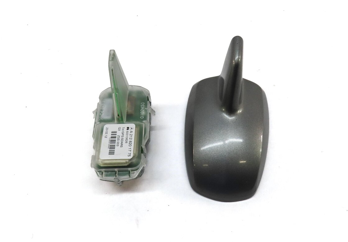 Thumbnail 2: 2012 MERCEDES E CLASS W212 RADIO STEREO ROOF SHARK FIN ANTENNA & COVER (SILVER)