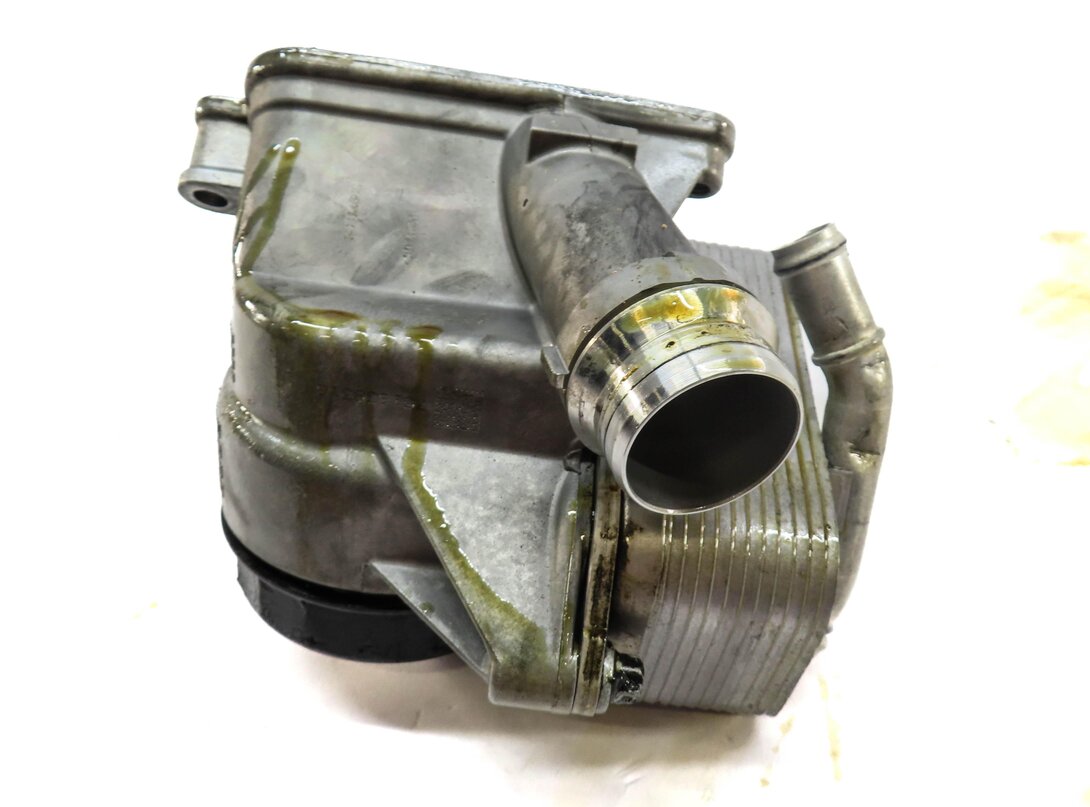 Thumbnail 5: 2010 BMW X5 (E70) 3.0L N52 ENGINE OIL FILTER HOUSING 11427548032