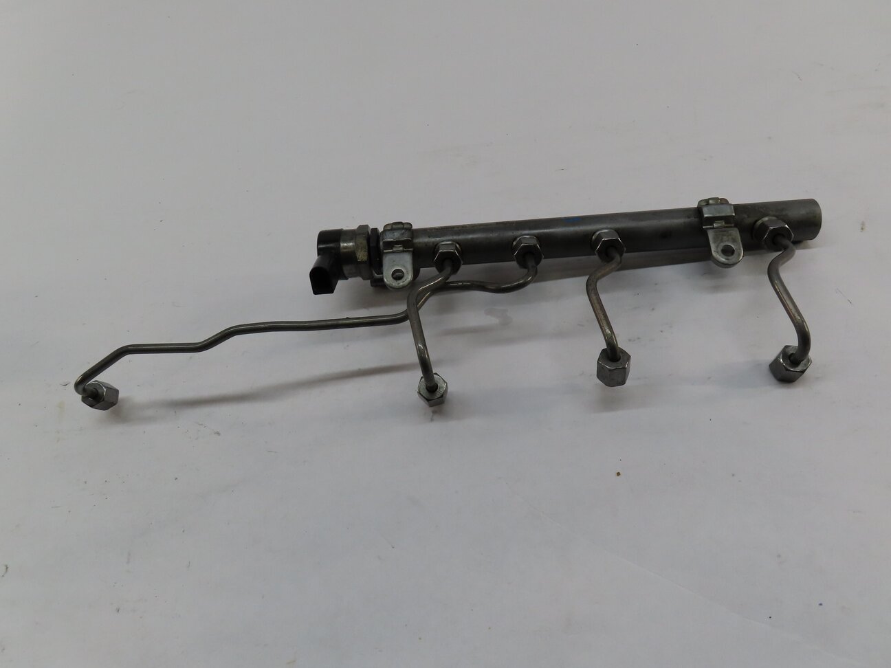 Thumbnail 1: 2012 MERCEDES ML350 (W166) 3.0L TURBO DIESEL OM642 LEFT ENGINE FUEL RAIL