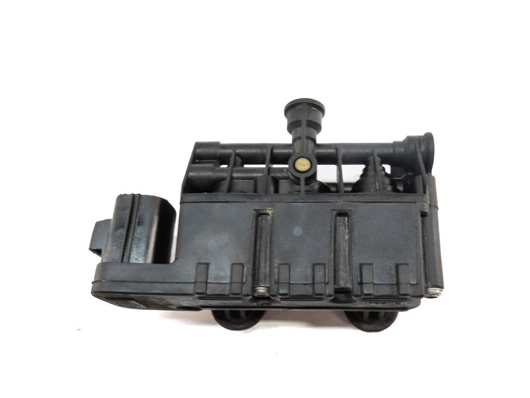Thumbnail 3: 2009 RANGE ROVER (L322) AIR SUSPENSION TRANSFER RELIEF VALVE RVH500050