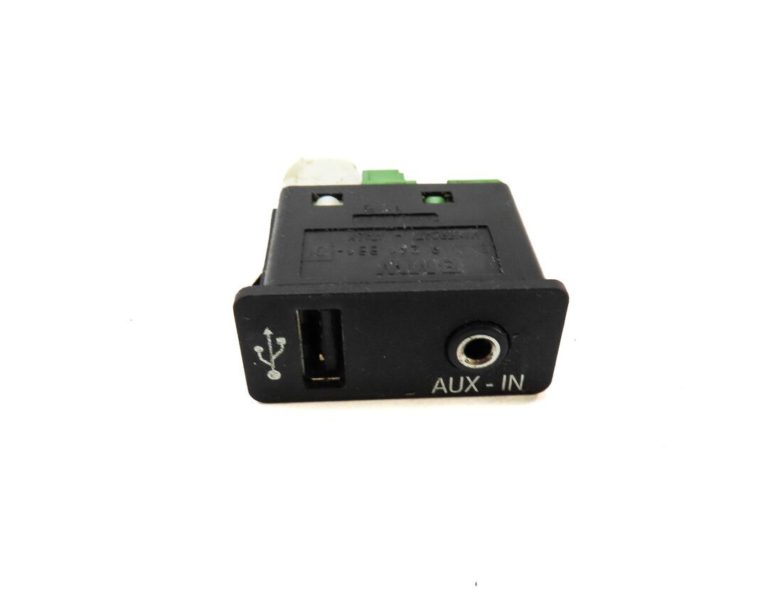 2015 BMW X1 (E84) RADIO STEREO AUXILIARY USB AUX INPUT JACK PLUG PLUG IN