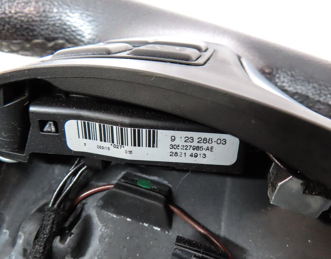 Thumbnail 7: 06-15 BMW 1 3 X1 SERIES (E84 E87 E90) 3 SPOKE SPORT STEERING WHEEL w/ SWITCHES