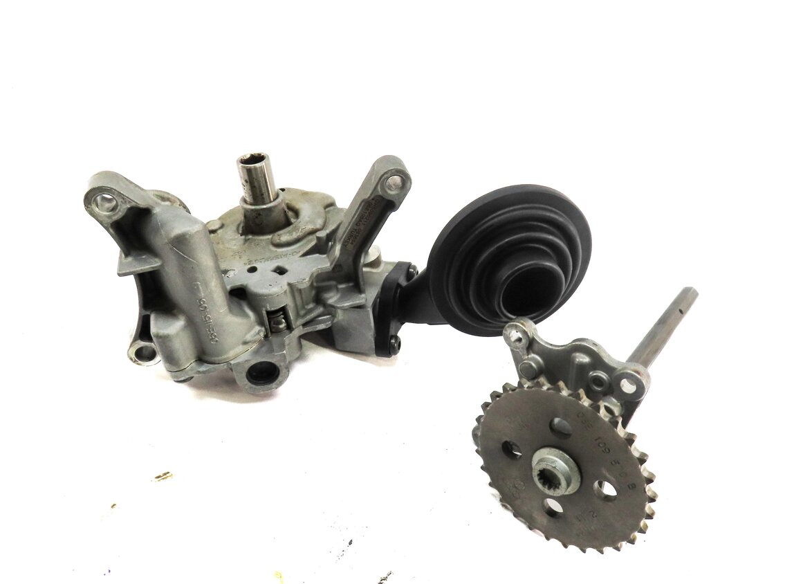Thumbnail 1: 2012 AUDI A7 (C7 4G8) 3.0L SUPER CGXB ENGINE OIL PUMP ASSEMBLY 06E109570B