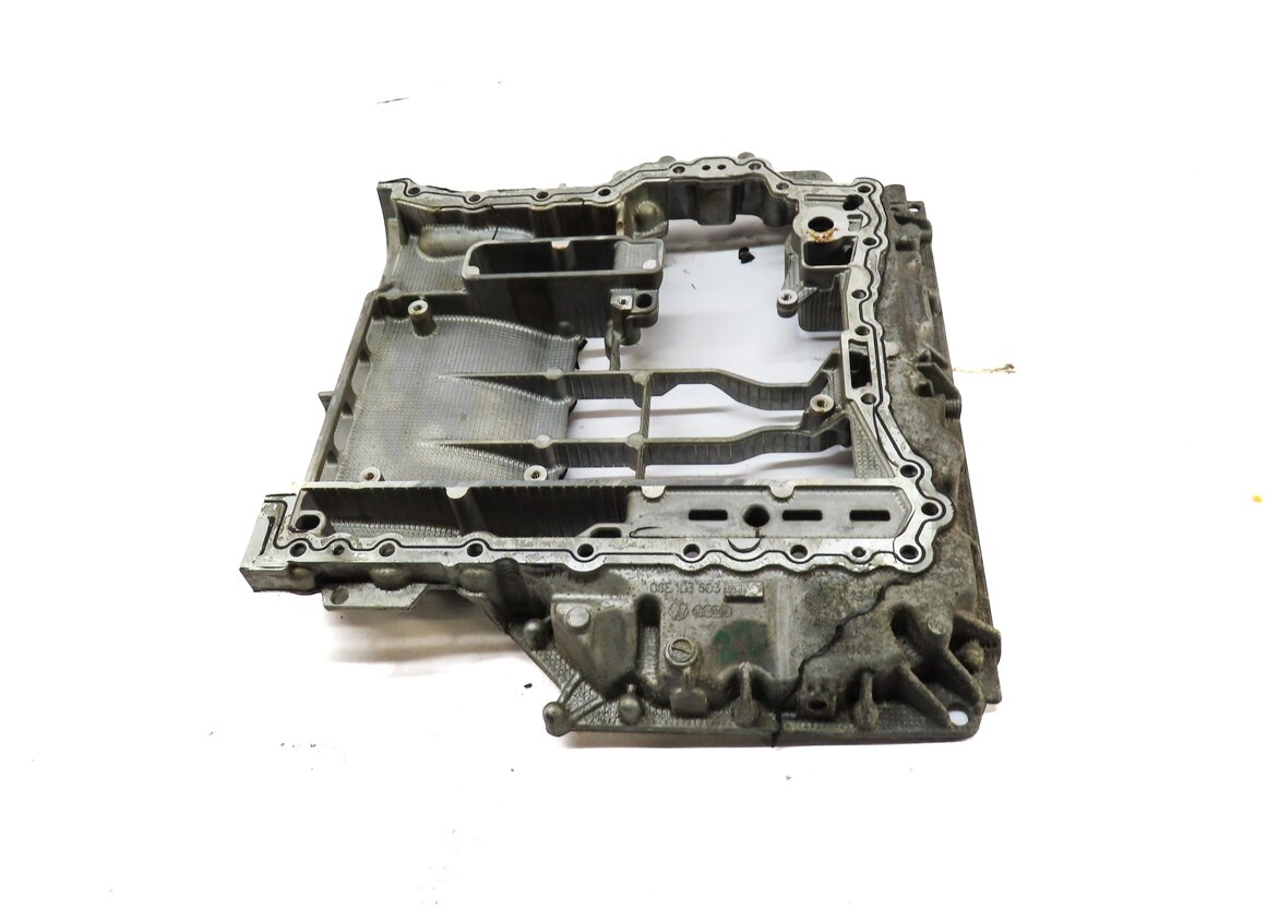 Thumbnail 2: 2012 AUDI A7 (C7 4G8) 3.0L SUPER CGXB ENGINE UPPER ENGINE OIL PAN 063103603AJ