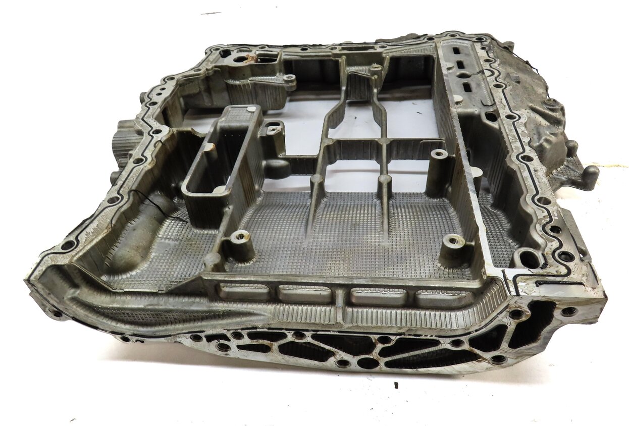 Thumbnail 4: 2012 AUDI A7 (C7 4G8) 3.0L SUPER CGXB ENGINE UPPER ENGINE OIL PAN 063103603AJ