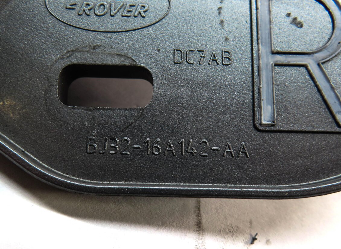 Thumbnail 5: 2013 RANGE ROVER EVOQUE (L538) FRONT RIGHT PASSENGER FENDER MOUNT BRACKET
