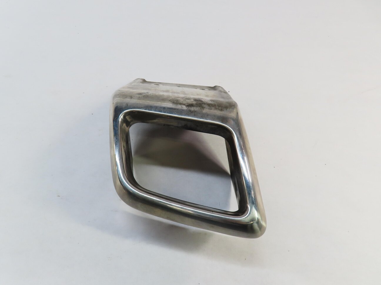Thumbnail 3: 12-17 RANGE ROVER EVOQUE (L538) RIGHT PASSENGER REAR EXHAUST TIP TRIM (SILVER)