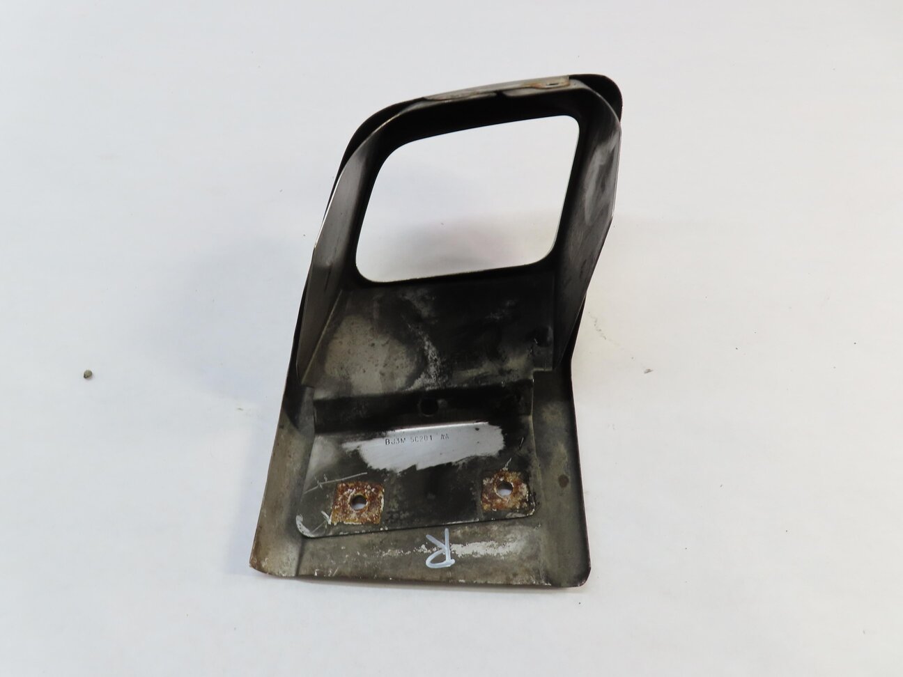 Thumbnail 4: 12-17 RANGE ROVER EVOQUE (L538) RIGHT PASSENGER REAR EXHAUST TIP TRIM (SILVER)