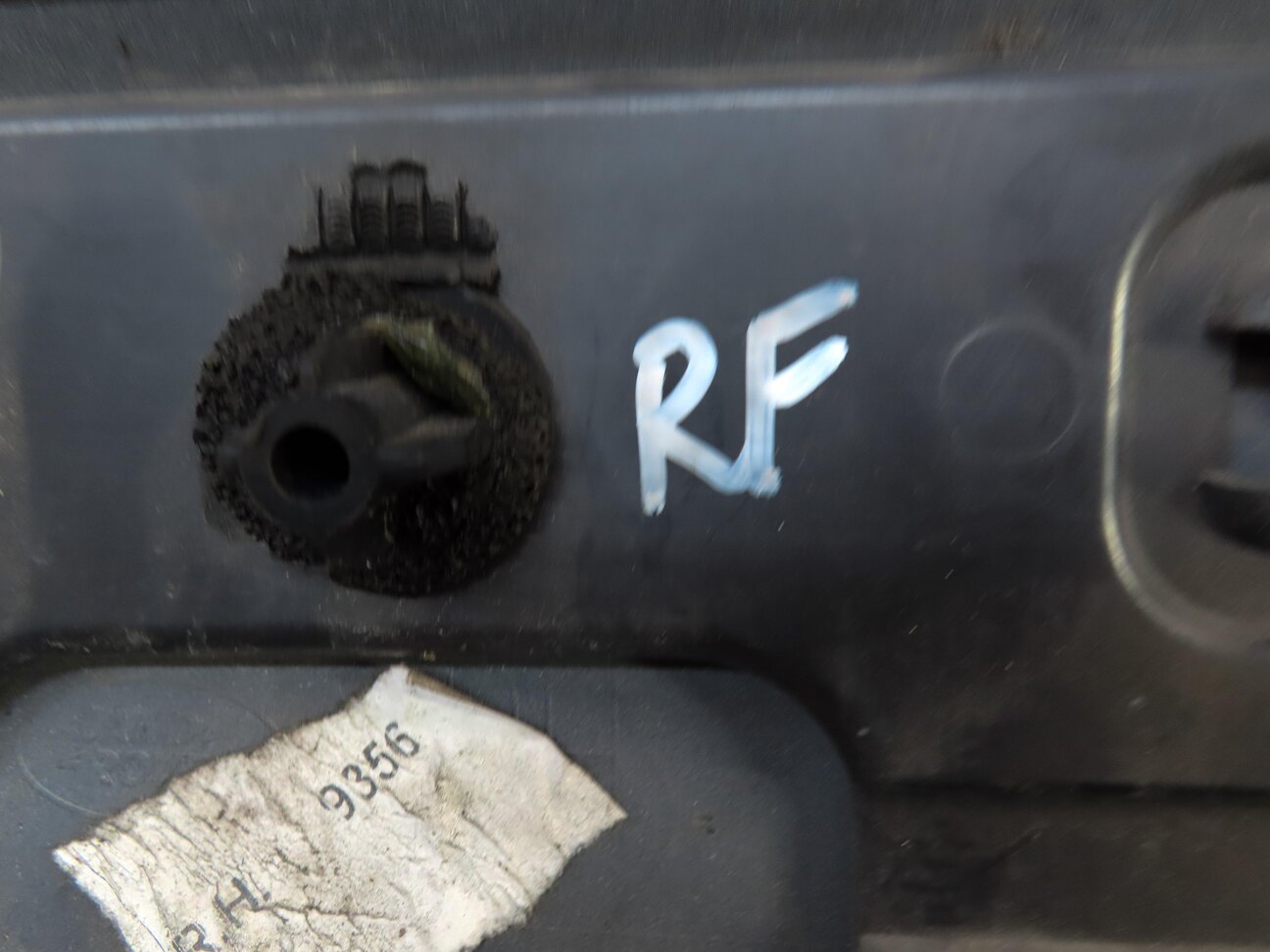 Thumbnail 6: 2013 LAND RANGE ROVER EVOQUE (L538) FRONT RIGHT LOWER DOOR TRIM MOULDING (WHITE)