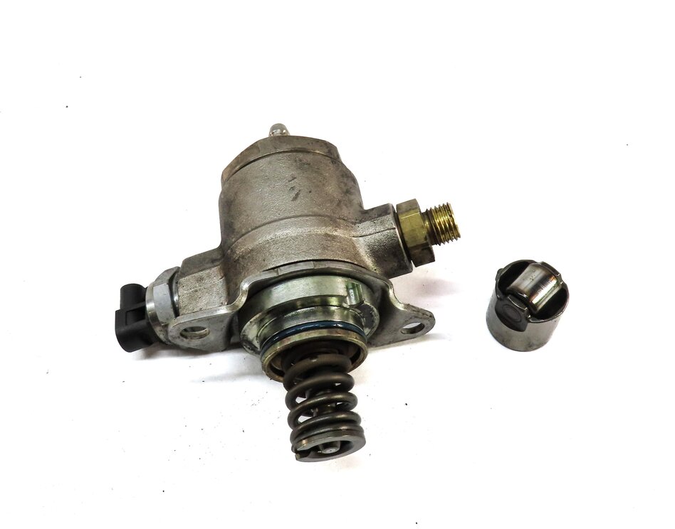 Thumbnail 2: 2011-2018 VW / AUDI A4 A6 Q3 TT - 2.0L TURBO ENGINE HIGH PRESSURE FUEL PUMP