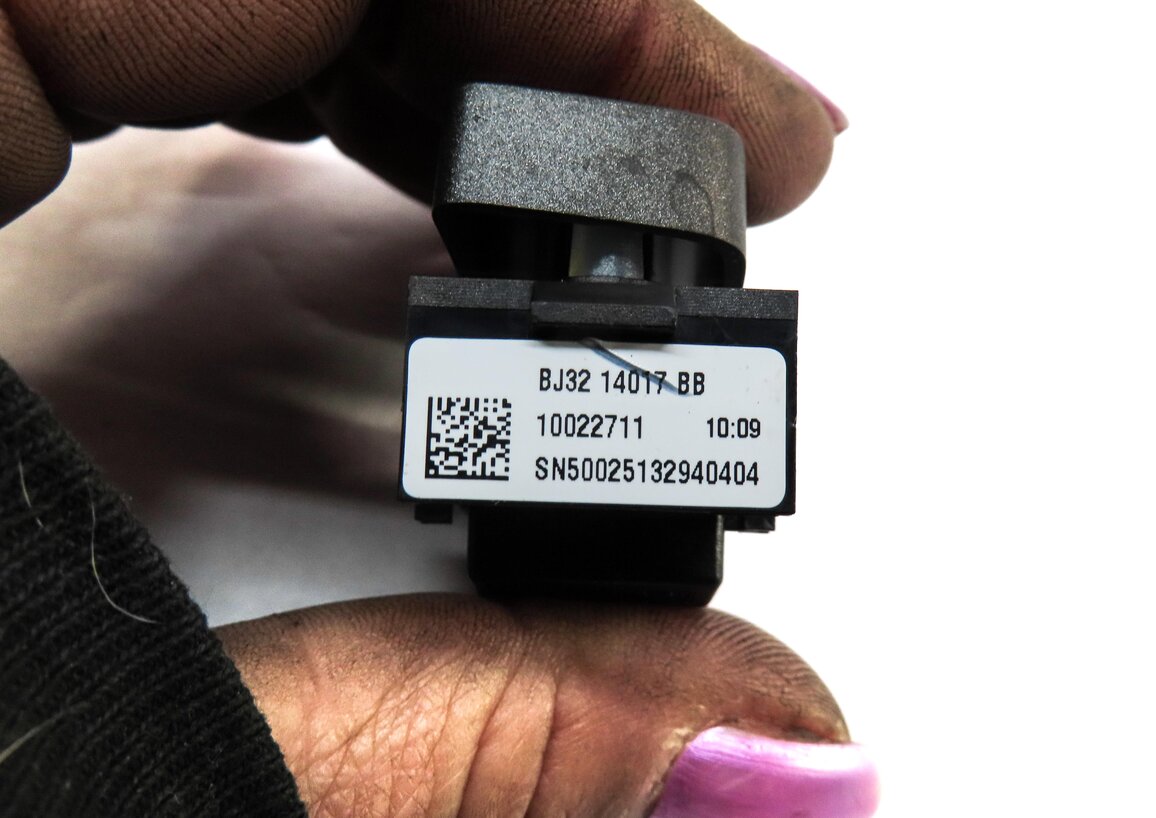 Thumbnail 4: 2012-2019 RANGE ROVER EVOQUE (L538) LEFT FRONT DRIVER DOOR LOCK SWITCH BUTTON