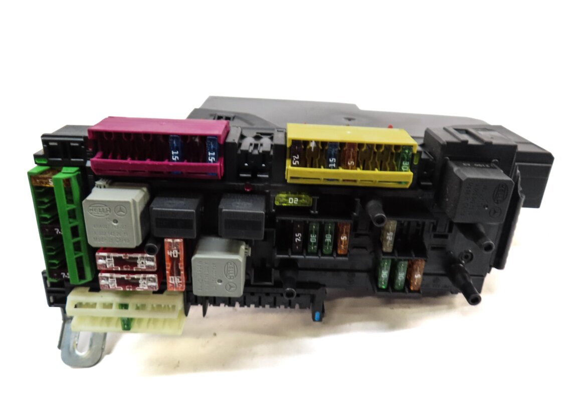 2011-2015 MERCEDES C-CLASS (W204) REAR SIGNAL ACQUISITION CONTROL MODULE SAM