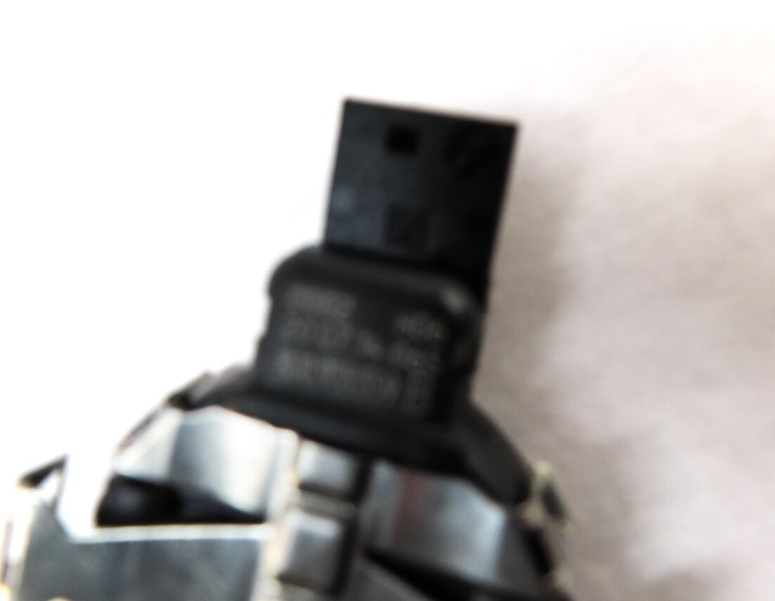 Thumbnail 4: 2015 AUDI A4 (B8 8K) FRONT WINDSHIELD UPPER RAIN SENSOR 8U0955559B