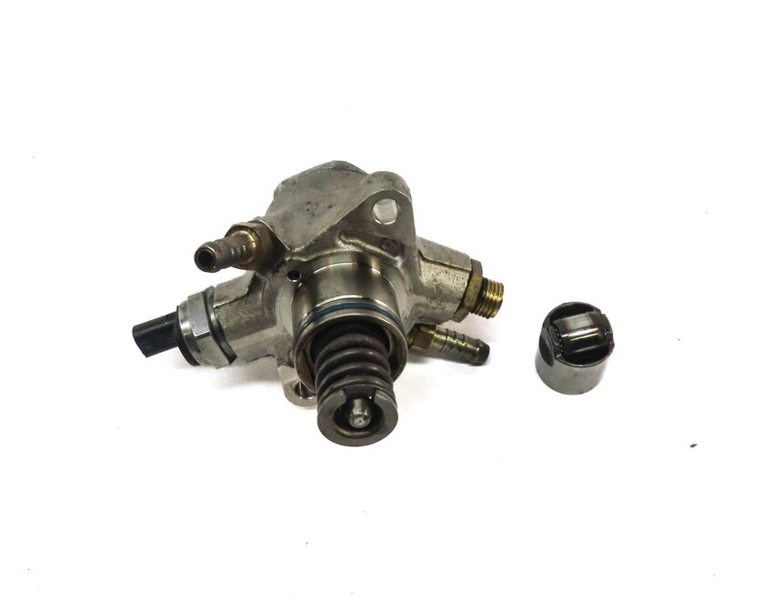 Thumbnail 2: 13-15 AUDI A8 S6 S7 S8 (C7 D4) 4.0L ENGINE LEFT OR RIGHT HIGH PRESSURE FUEL PUMP