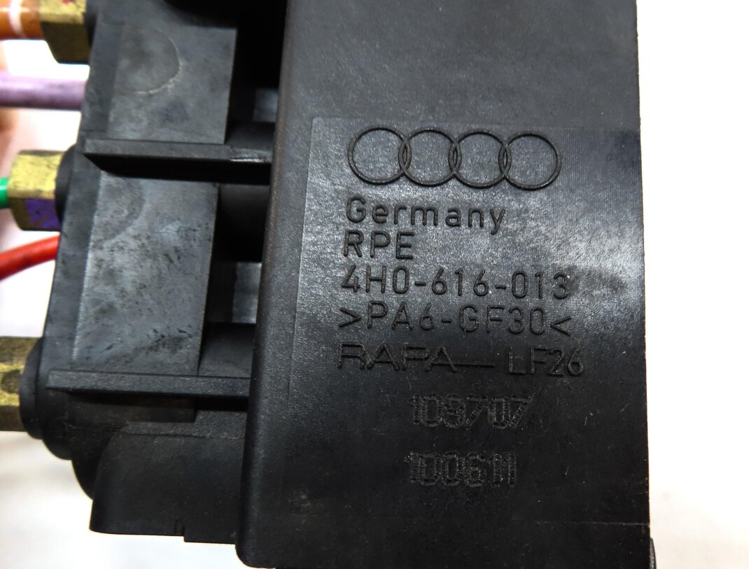 Thumbnail 5: 2011 AUDI A8 (D4 4H) AIR SUSPENSION TRANSFER RELIEF VALVE BLOCK 4H0616013