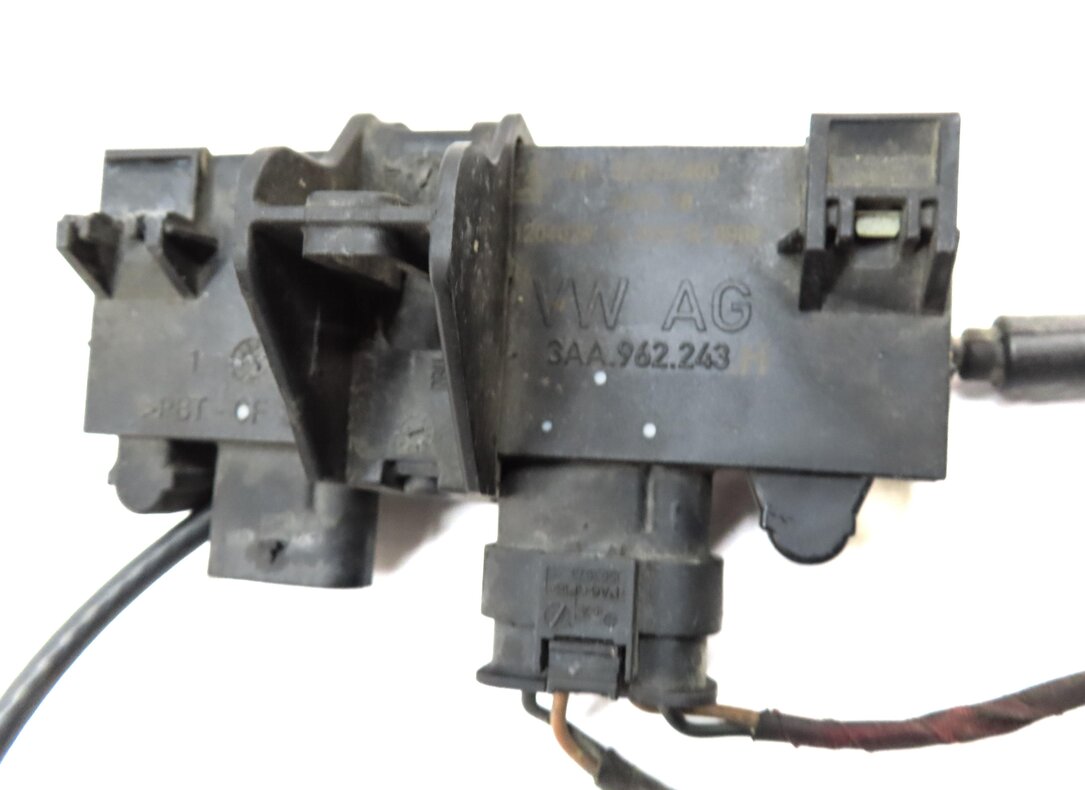 Thumbnail 4: 2018 AUDI A4 (B9 8W) REAR TRUNK KICK OPEN SENSOR w/ ANTENNA 8W0907739