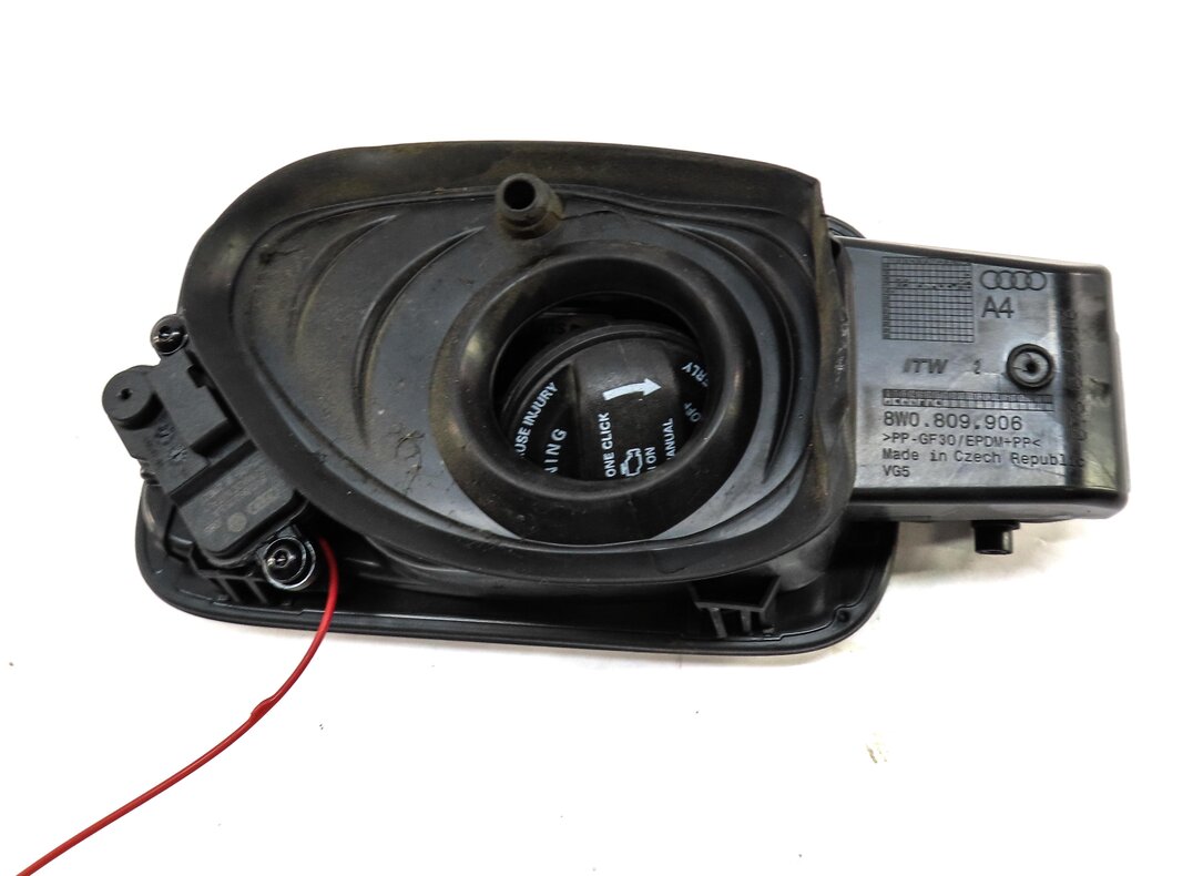 Thumbnail 4: 17-23 AUDI A4 S4 ALLROAD (B9 8W) FUEL TANK DOOR LID COVER TRIM & HOUSING (WHITE)