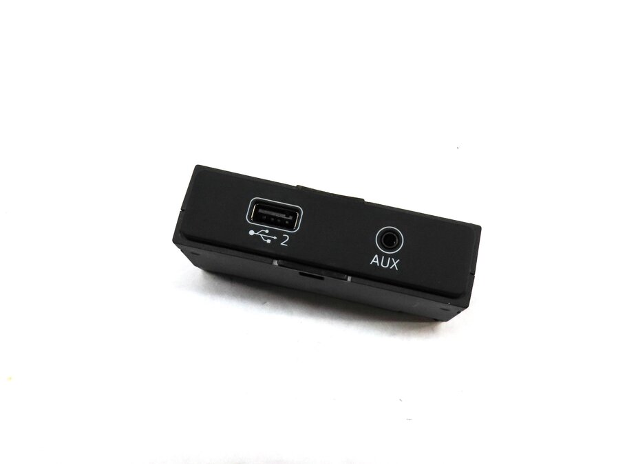 2018 AUDI A4 (B9 8W) AUXILIARY AUX USB INPUT JACK PLUG IN PANEL 8W0035708