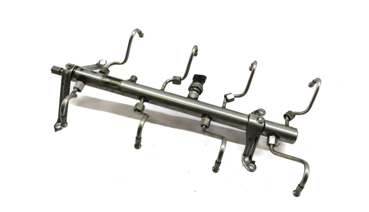 2010 PORSCHE PANAMERA (970 G1) 4.8L M48 TURBO ENGINE FUEL RAIL INJECTOR RAIL