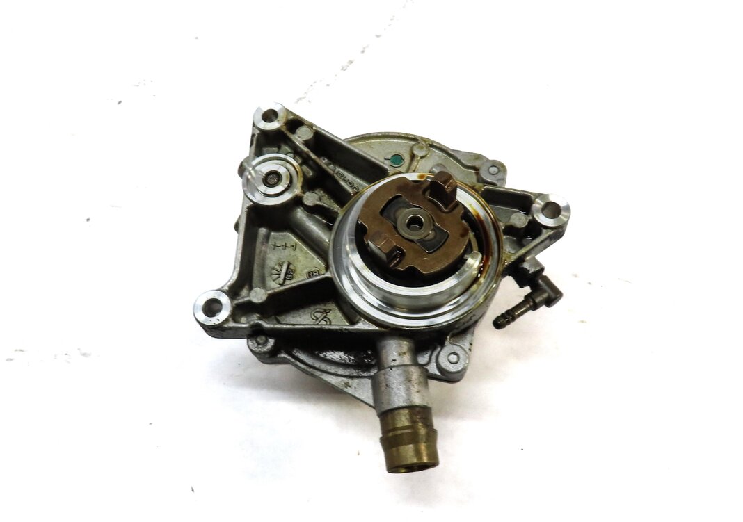 Thumbnail 2: 2010 PORSCHE PANAMERA (970 G1) 4.8L M48.70 TURBO ENGINE BRAKE VACUUM PUMP