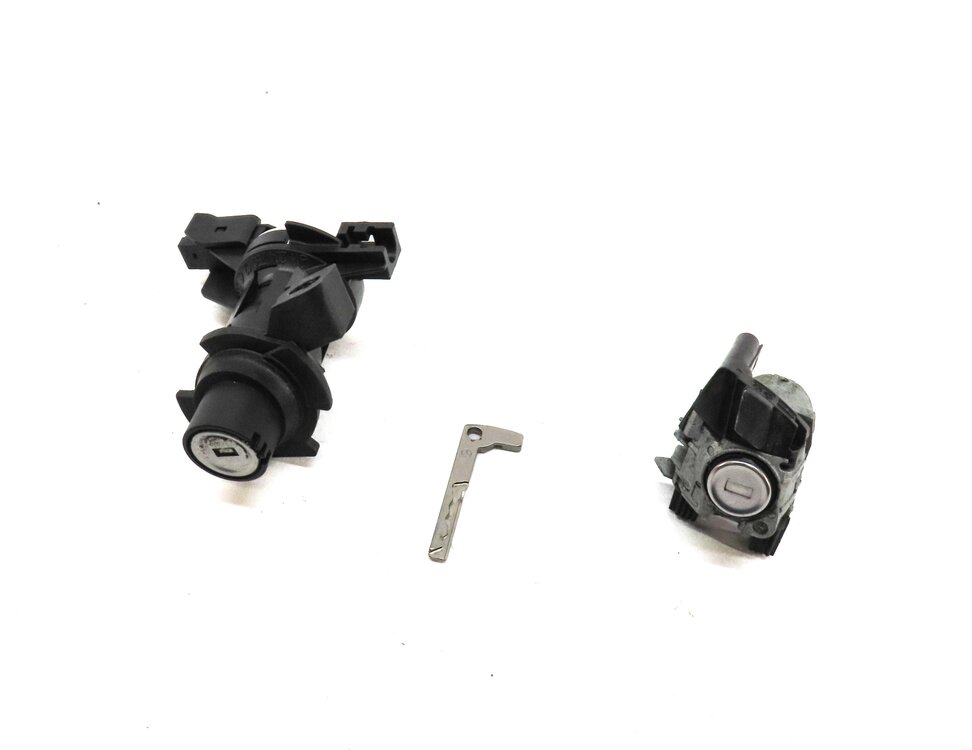 2013 MERCEDES C CLASS SEDAN (W04) FRONT LEFT DRIVER DOOR & TRUNK LOCK & KEY SET