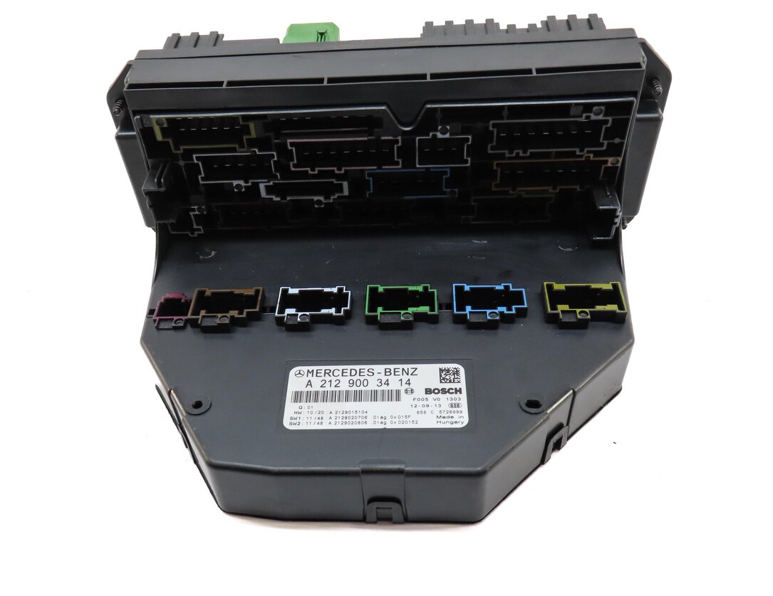 Thumbnail 2: 2013 MERCEDES C CLASS SEDAN (W04) FRONT SIGNAL ACQUISITION MODULE (SAM) FUSE BOX