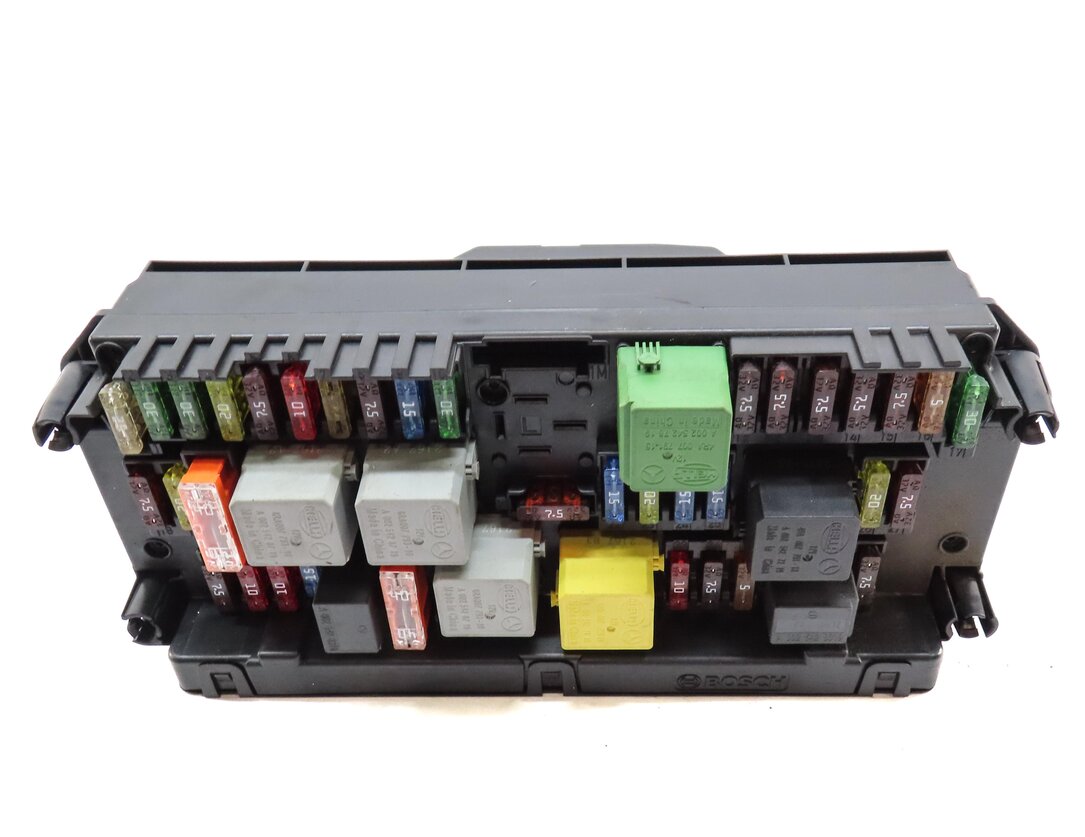 Thumbnail 3: 2013 MERCEDES C CLASS SEDAN (W04) FRONT SIGNAL ACQUISITION MODULE (SAM) FUSE BOX