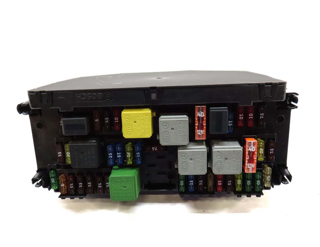 Thumbnail 4: 2013 MERCEDES C CLASS SEDAN (W04) FRONT SIGNAL ACQUISITION MODULE (SAM) FUSE BOX