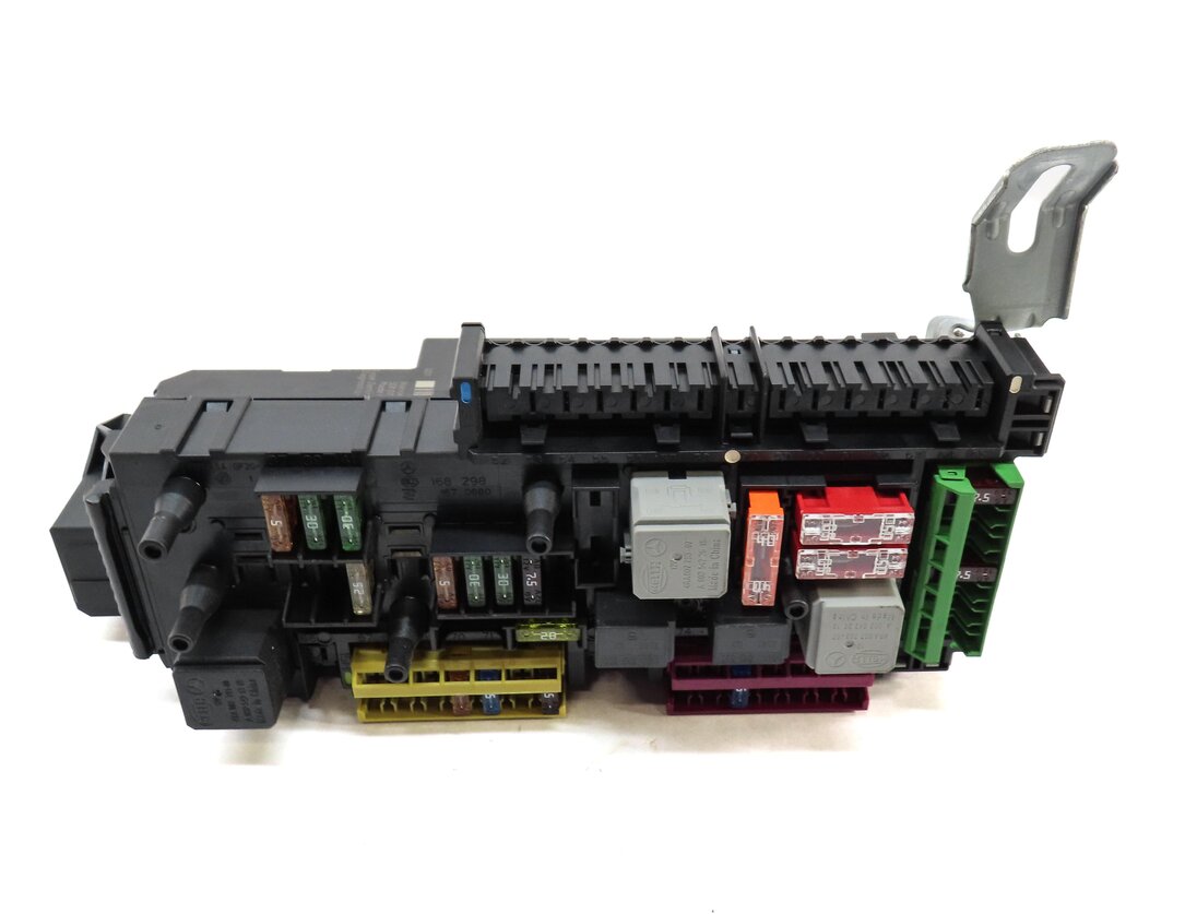 Thumbnail 3: 2013 MERCEDES C CLASS SEDAN (W04) REAR SIGNAL ACQUISITION MODULE SAM FUSE BOX