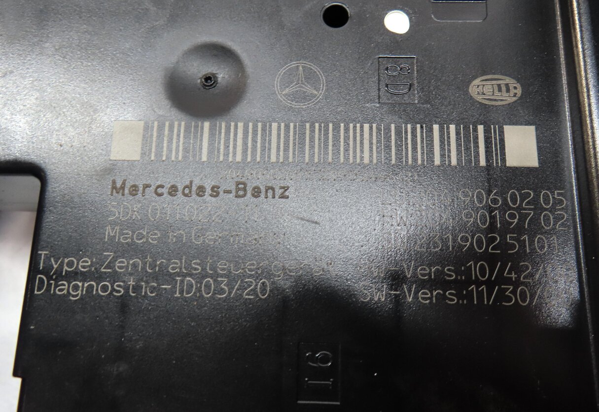 Thumbnail 5: 2013 MERCEDES C CLASS SEDAN (W04) REAR SIGNAL ACQUISITION MODULE SAM FUSE BOX