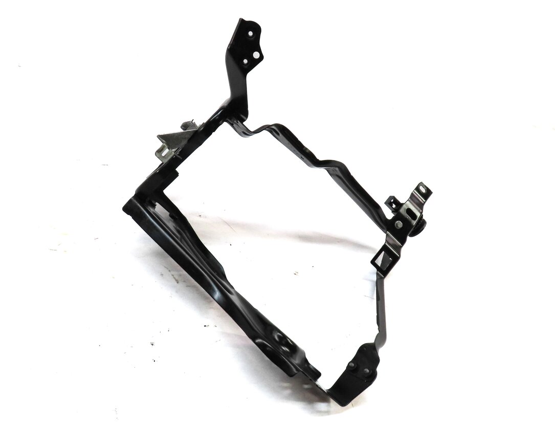 2013 MERCEDES C CLASS SEDAN (W04) FRONT LEFT DRIVER HEADLIGHT LAMP MOUNT BRACKET