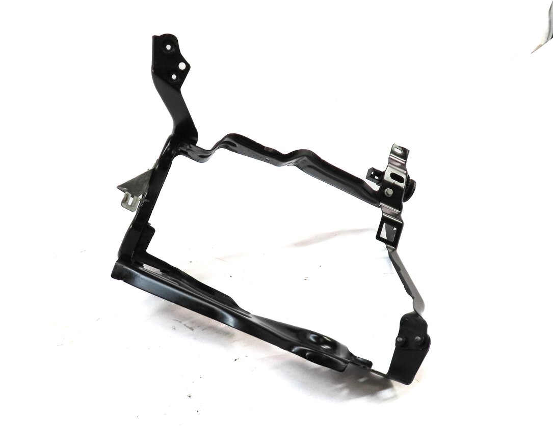 Thumbnail 2: 2013 MERCEDES C CLASS SEDAN (W04) FRONT LEFT DRIVER HEADLIGHT LAMP MOUNT BRACKET
