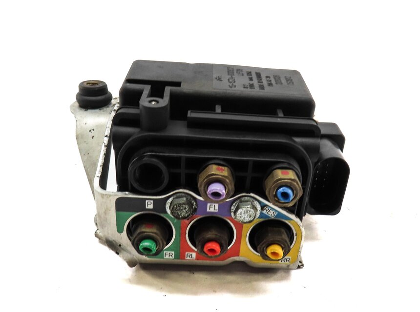 Thumbnail 2: 2006 PORSCHE CAYENNE (955) AIR SUSPENSION TRANSFER RELIEF VALVE BLOCK 7L0616251