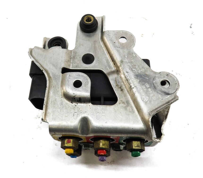 Thumbnail 4: 2006 PORSCHE CAYENNE (955) AIR SUSPENSION TRANSFER RELIEF VALVE BLOCK 7L0616251