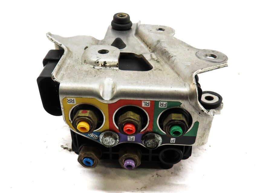 Thumbnail 5: 2006 PORSCHE CAYENNE (955) AIR SUSPENSION TRANSFER RELIEF VALVE BLOCK 7L0616251