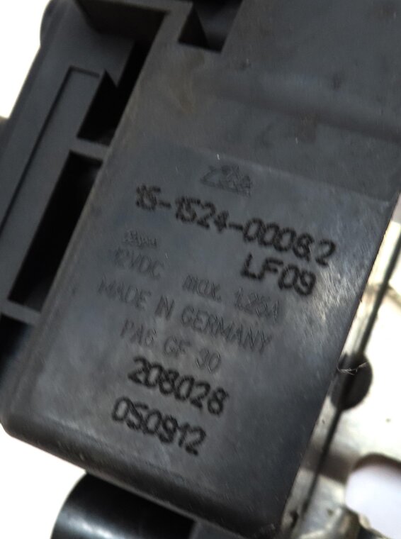 Thumbnail 6: 2006 PORSCHE CAYENNE (955) AIR SUSPENSION TRANSFER RELIEF VALVE BLOCK 7L0616251