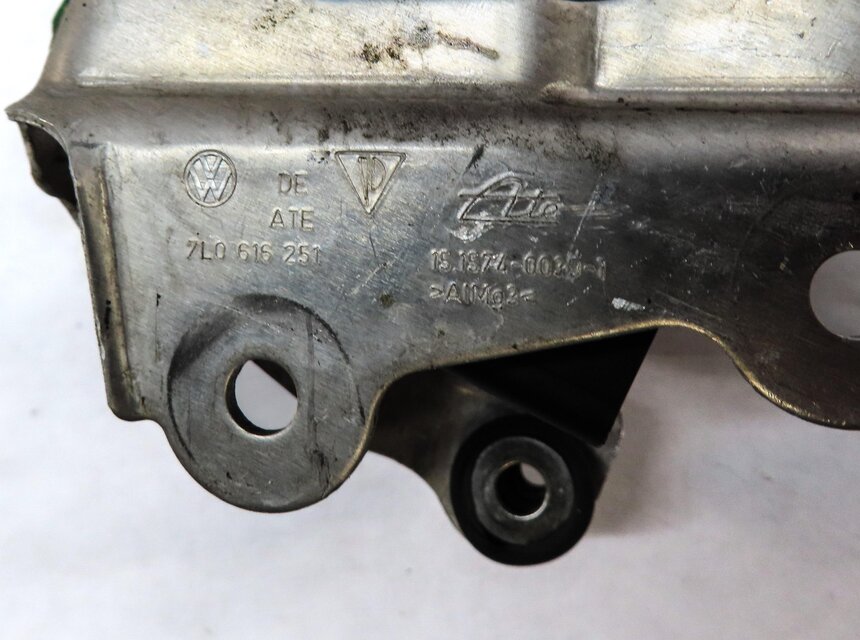 Thumbnail 7: 2006 PORSCHE CAYENNE (955) AIR SUSPENSION TRANSFER RELIEF VALVE BLOCK 7L0616251