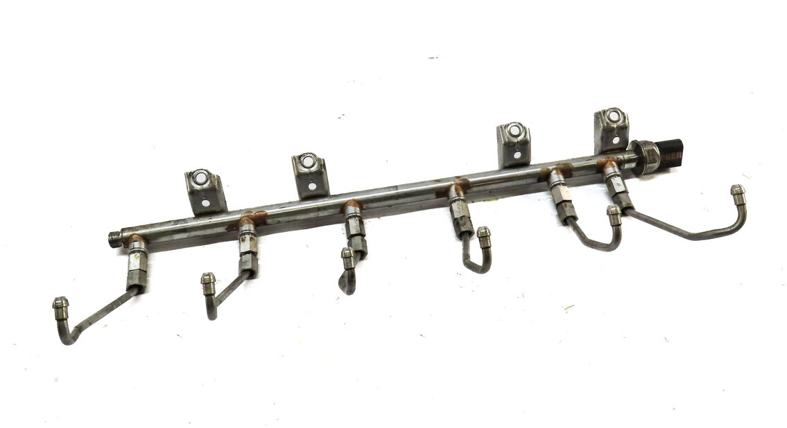Thumbnail 1: 2010 BMW 335i (E90) 3.0L N54 ENGINE FUEL INJECTION FUEL RAIL w/ INJECTOR LINES