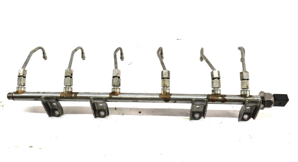 Thumbnail 3: 2010 BMW 335i (E90) 3.0L N54 ENGINE FUEL INJECTION FUEL RAIL w/ INJECTOR LINES