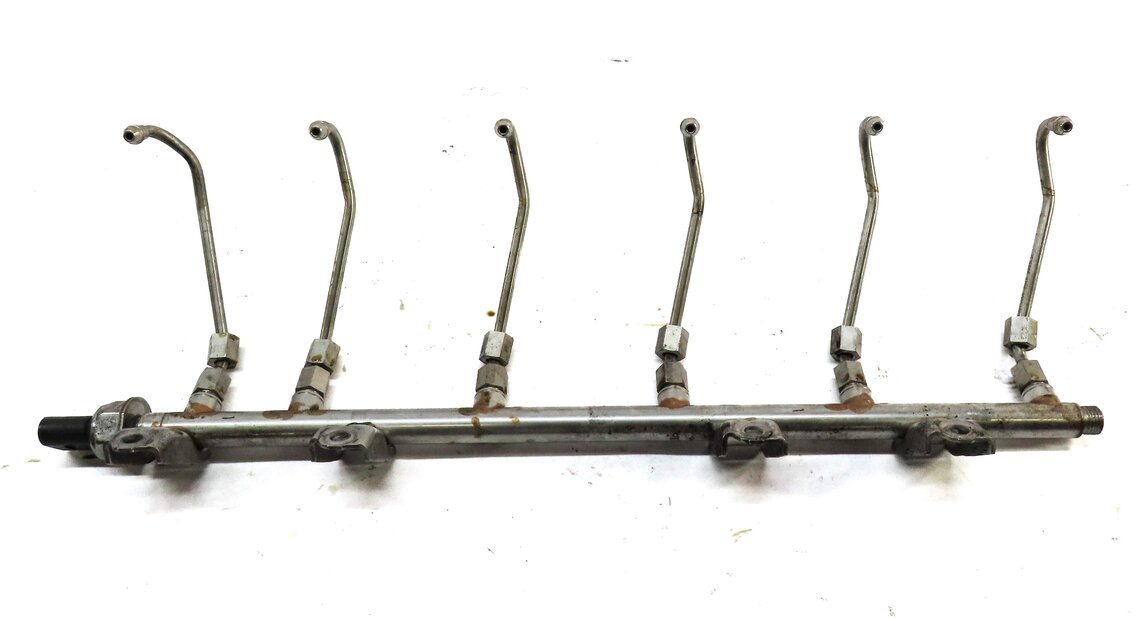 Thumbnail 4: 2010 BMW 335i (E90) 3.0L N54 ENGINE FUEL INJECTION FUEL RAIL w/ INJECTOR LINES