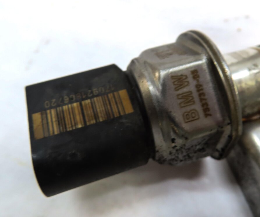 Thumbnail 5: 2010 BMW 335i (E90) 3.0L N54 ENGINE FUEL INJECTION FUEL RAIL w/ INJECTOR LINES