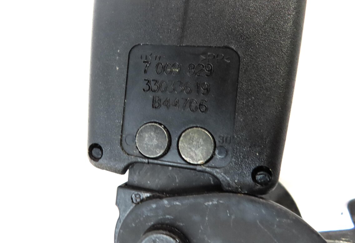 Thumbnail 6: 2007 BMW M6 COUPE (E63) REAR LEFT & RIGHT SEATBELT BUCKLE RECEIVER SET 2 (BLACK)