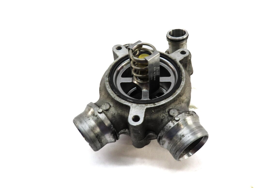 2007 BMW M6 COUPE (E63) 5.0L S85 V10 ENGINE THERMOSTAT HOUSING 7834271 7833761
