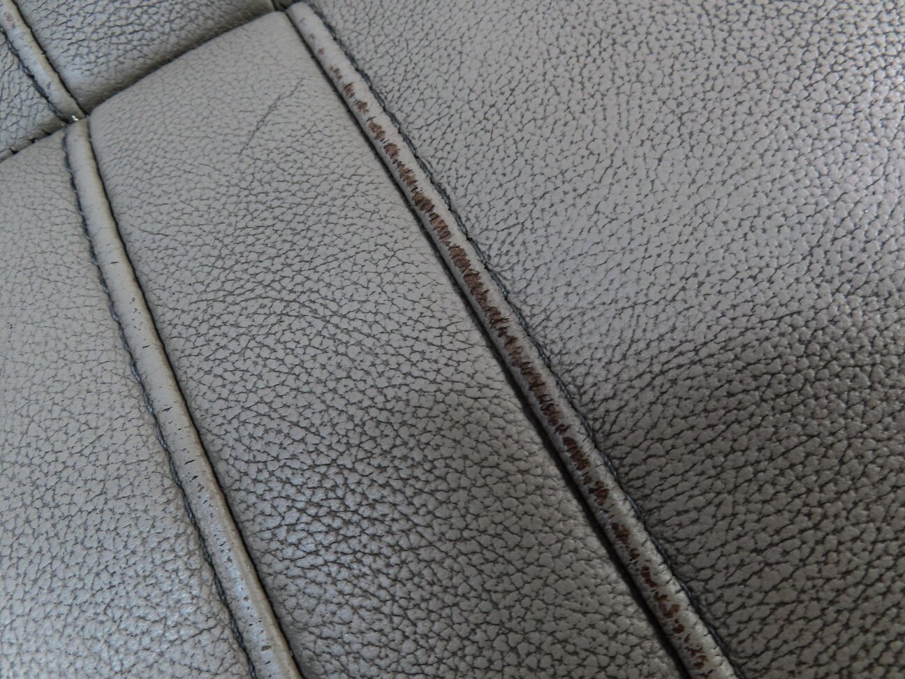 Thumbnail 8: 2013 LAND ROVER LR4 - RIGHT PASSENGER LOWER BOTTOM SEAT CUSHION (ALMOND LEATHER)