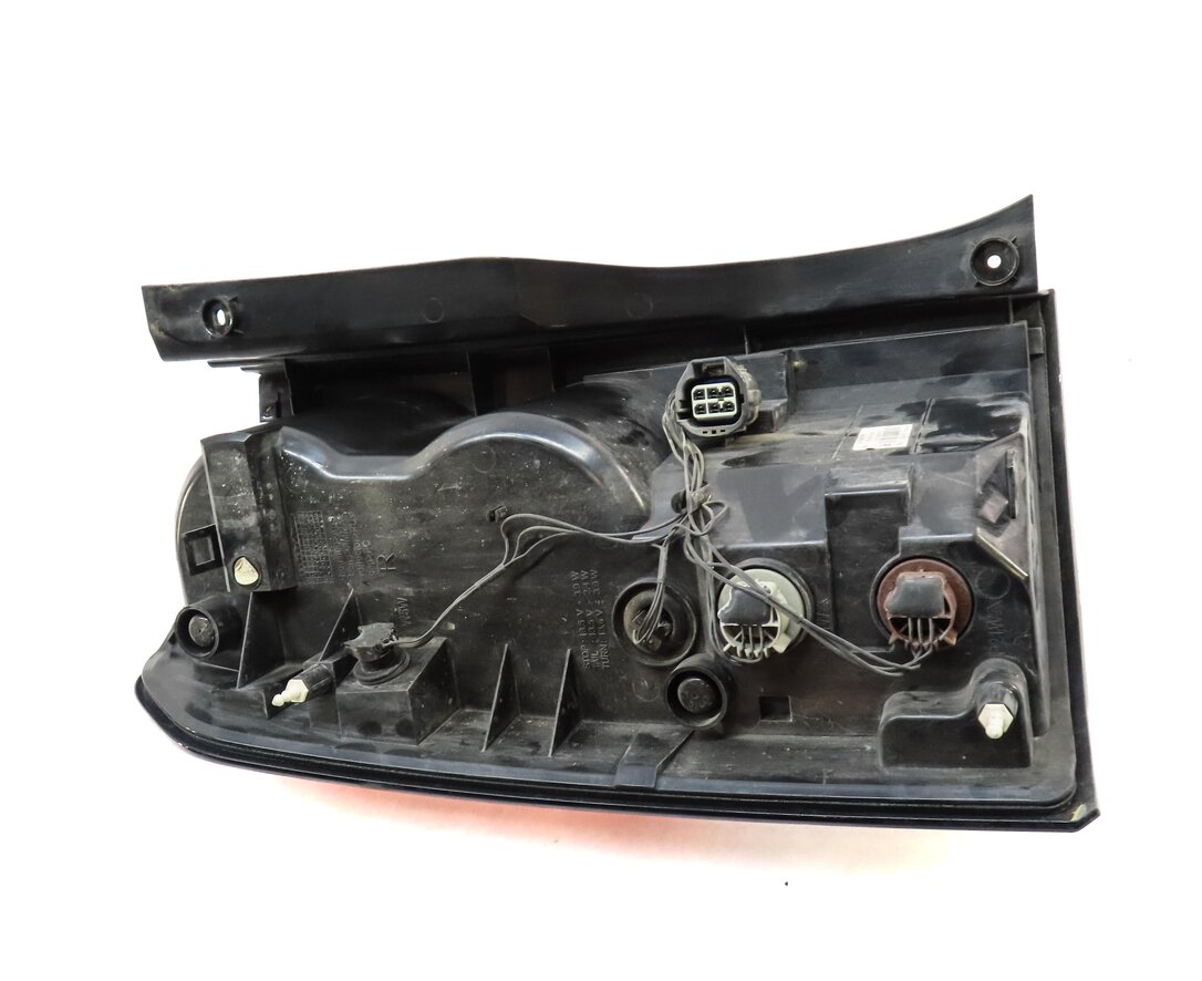 Thumbnail 5: 2010-2013 LAND ROVER LR4 - RIGHT PASSENGER REAR TAILLIGHT BRAKE LIGHT LAMP
