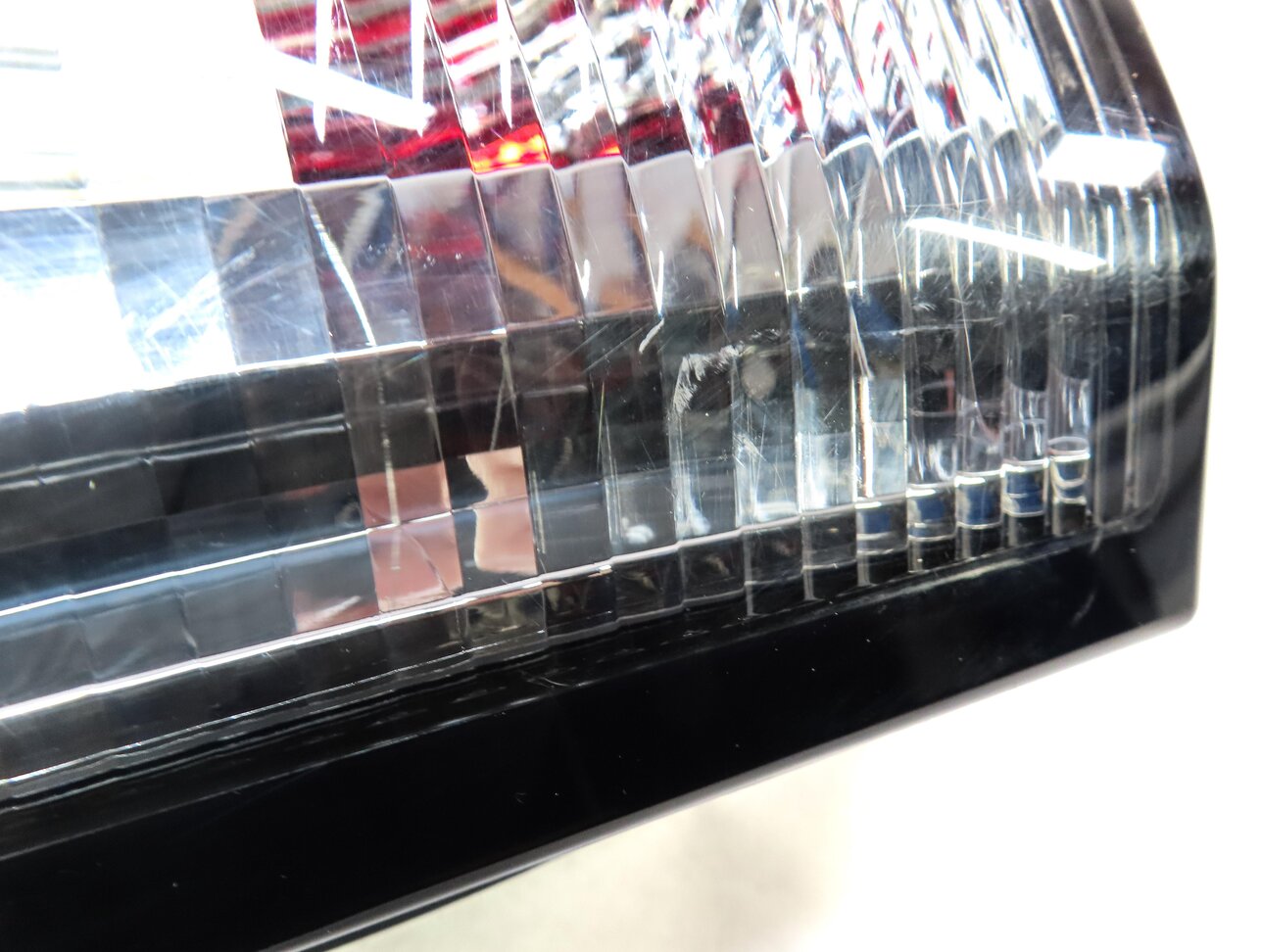 Thumbnail 7: 2010-2013 LAND ROVER LR4 - RIGHT PASSENGER REAR TAILLIGHT BRAKE LIGHT LAMP