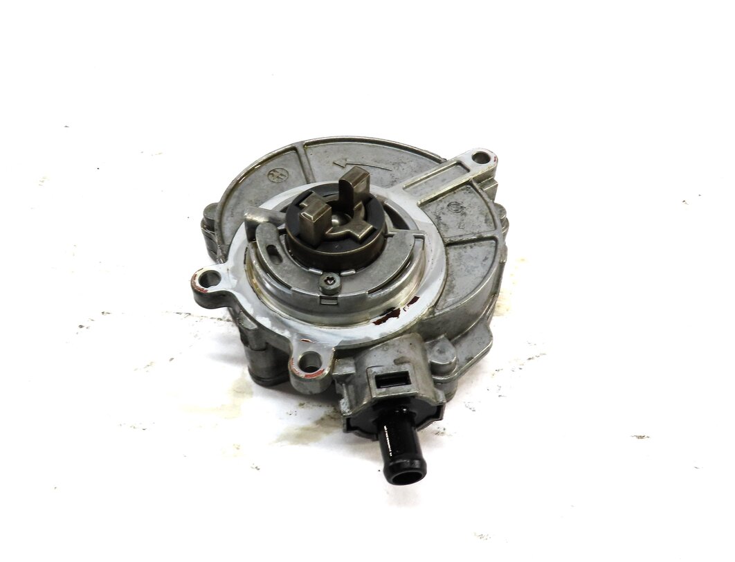 Thumbnail 2: 2012 AUDI Q7 (4L) 3.0L SUPER CJWE ENGINE BRAKE VACUUM PUMP 06E145100R