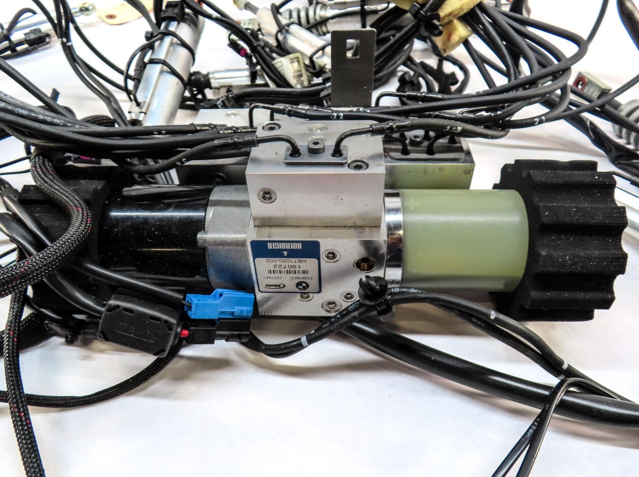 Thumbnail 7: 2007-2013 BMW 3-SERIES ///M (E93) CONVERTIBLE TOP HYDRAULIC PUMP MOTOR w/ LINES